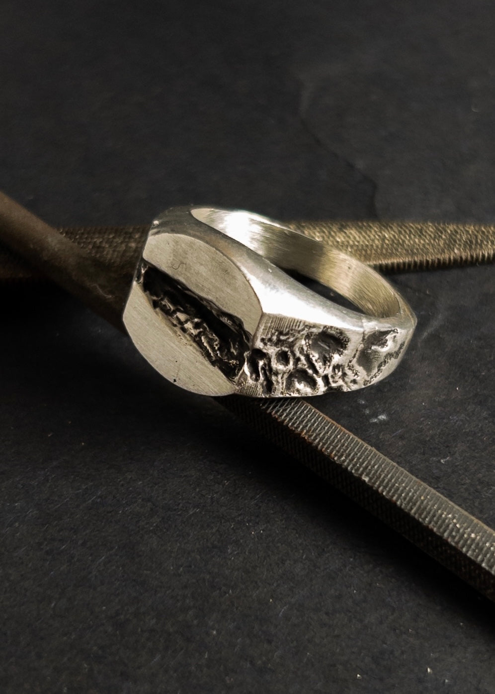 CRACKED RING