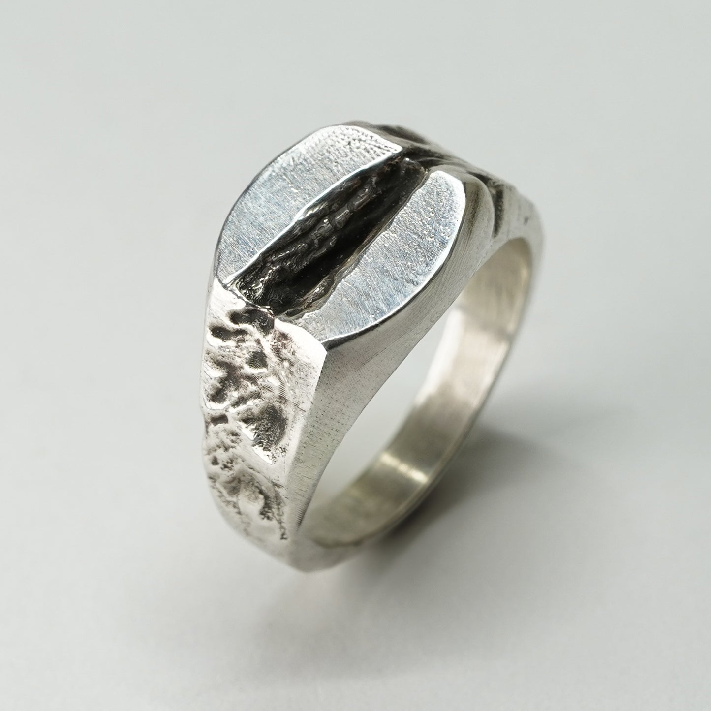 CRACKED RING