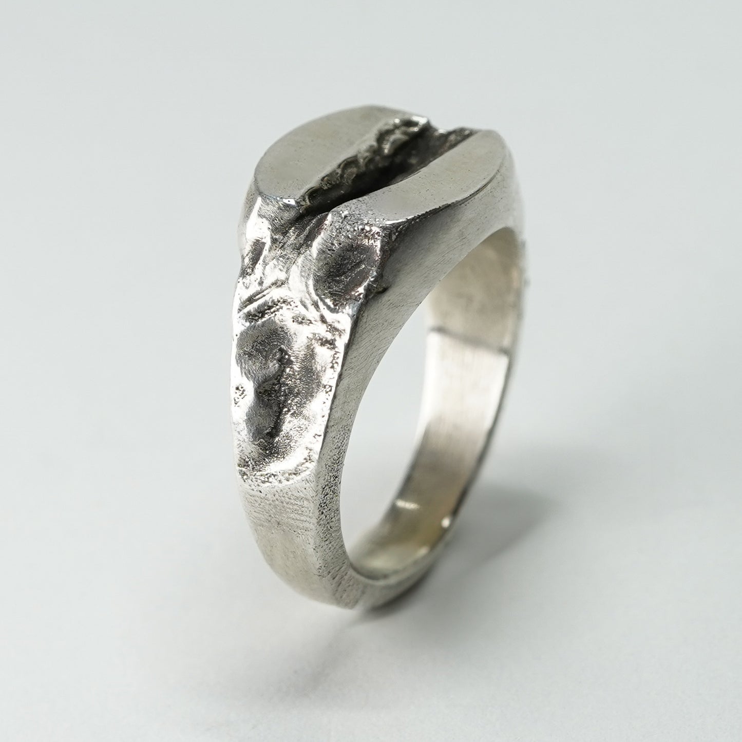 CRACKED RING