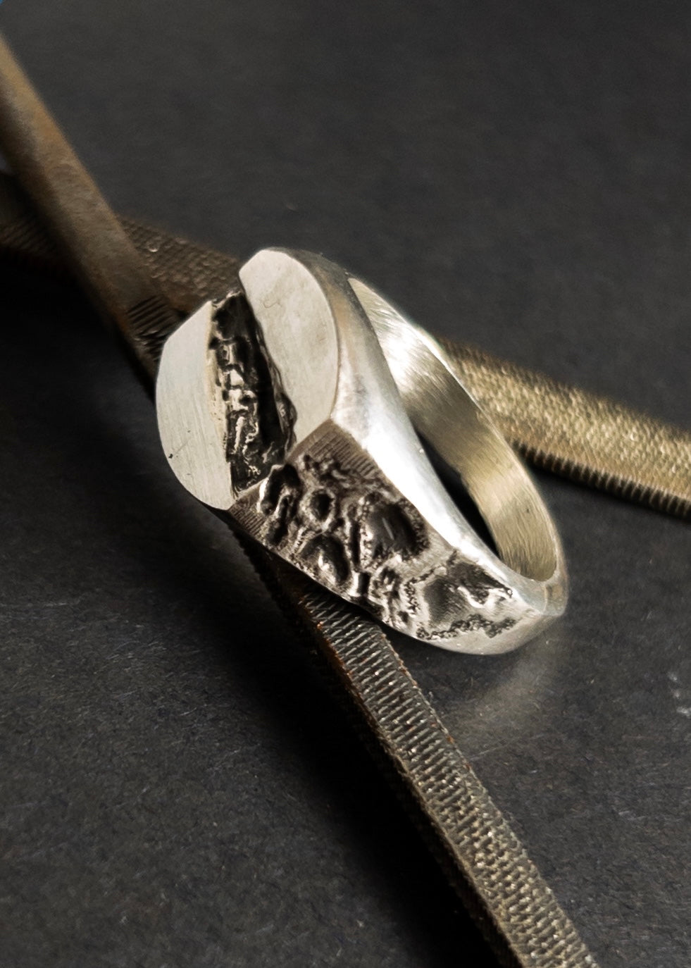 CRACKED SIGNET RING OVAL