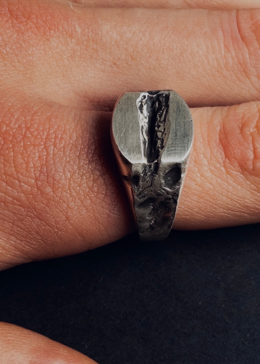 CRACKED SIGNET RING OVAL