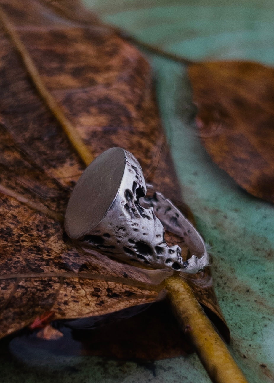 MOON SIGNET RING