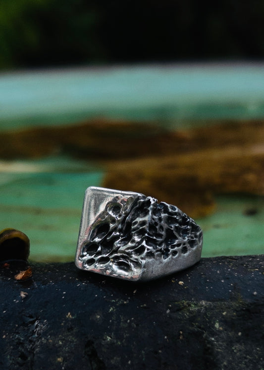 CORAL SIGNET RING SQUARE